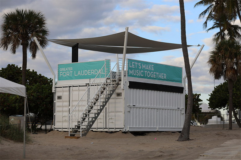 Container Building | The sense of security on the sand is given to you by the container! Around the big music festival~