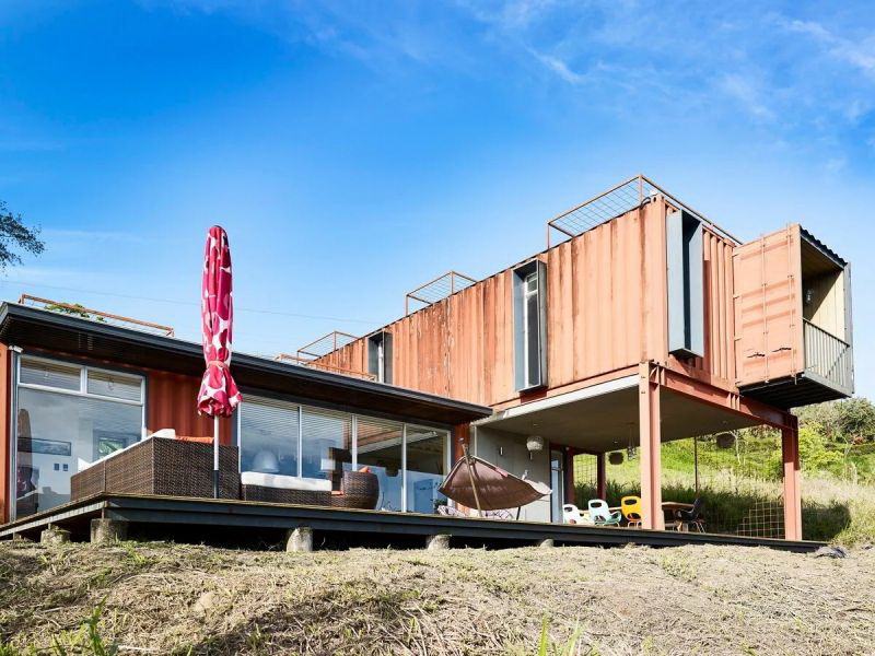 The container house | is surrounded by valleys and volcanoes, and the red rust shell exudes a retro flavor!