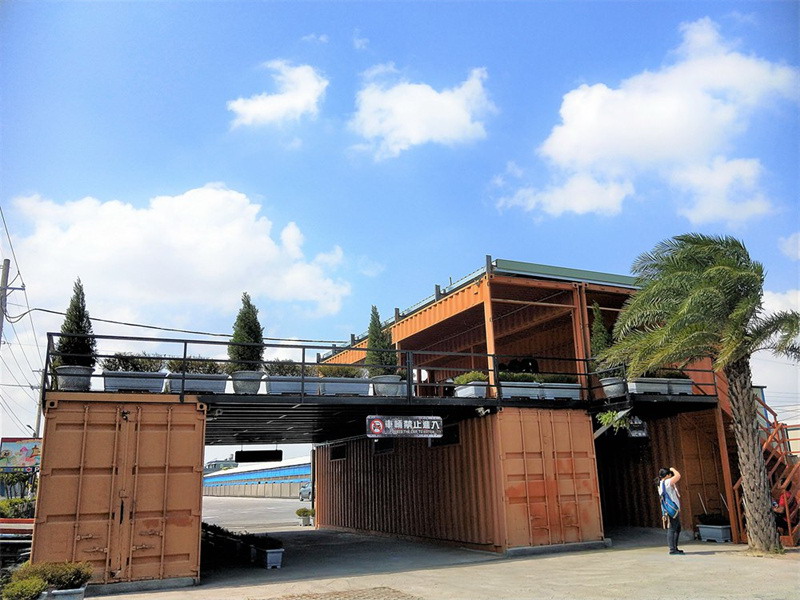 Container biscuit exhibition factory | steel frame+container, simple magic castle!